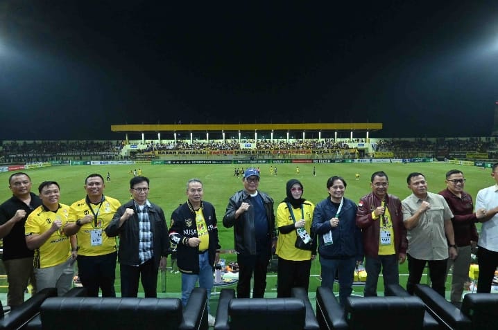 Nobar Barito Putera, Komandan Lanud Sjamsudin Noor Perkuat Soliditas Banua dalam Semangat Kebersamaan Nobar Barito Putera, Komandan Lanud Sjamsudin Noor Perkuat Soliditas Banua dalam Semangat Kebersamaan