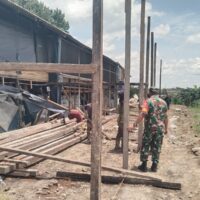 Babinsa Giripurwa Komsos Dengan Peternak Ayam Untuk Menjaga kebersihan Kandang