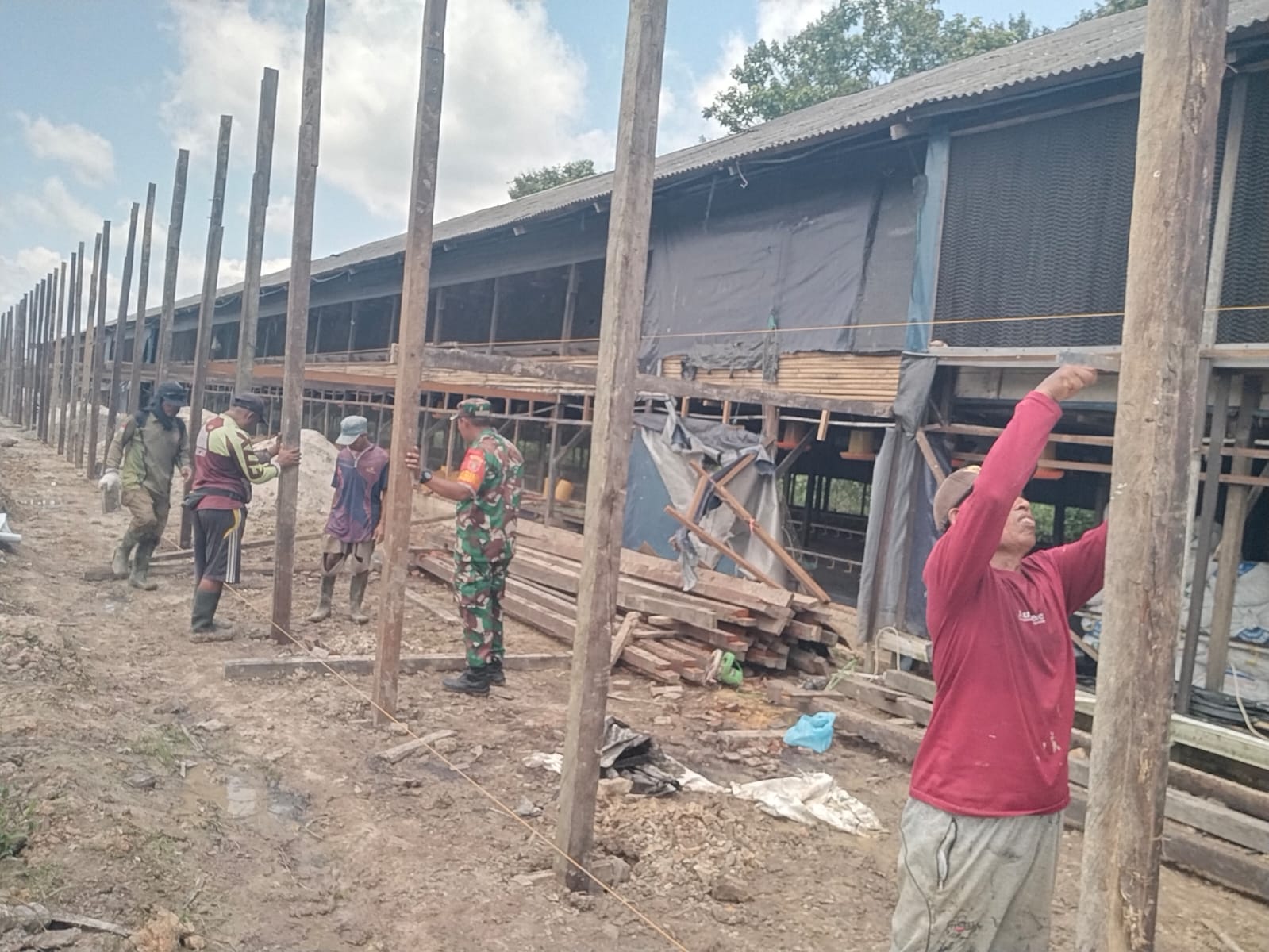 Babinsa Giripurwa Komsos Dengan Peternak Ayam Untuk Menjaga kebersihan Kandang
