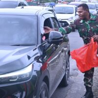 Berbagi Kebahagiaan Ramadan, Lanud Sultan Hasanuddin Bagikan Takjil di Simpang Lima Bandara