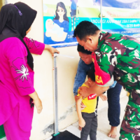 Wujud Kepedulian TNI terhadap Kesehatan Ibu dan Balita,Babinsa Koramil 01/Penajam Bantu Giat Posyandu Wujud Kepedulian TNI terhadap Kesehatan Ibu dan Balita,Babinsa Koramil 01/Penajam Bantu Giat Posyandu