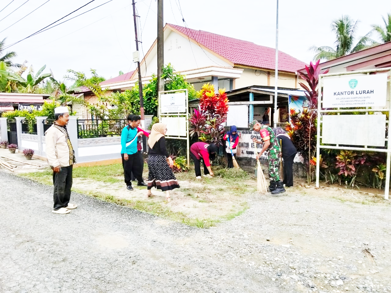Sambut Ramadhan, Babinsa Dan Kelurahan Kampung Baru Gelar Bersih-Bersih Lingkungan
