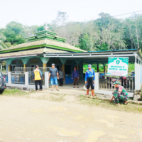 Jum’at Bersih, Babinsa Rintik dan Warga Kompak Bersihkan Musholla Nurul Iman