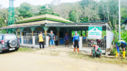 Jum’at Bersih, Babinsa Rintik dan Warga Kompak Bersihkan Musholla Nurul Iman