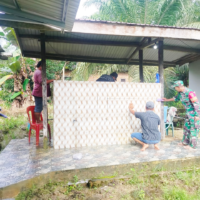 Jum’at Bersih, Babinsa Rintik dan Warga Kompak Bersihkan Musholla Nurul Iman