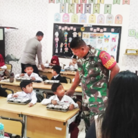 Sinergitas TNI dan Polri Di Kec Waru Saat Laksanakan Pendampingan Pendistribusian MBG Di Sekolah