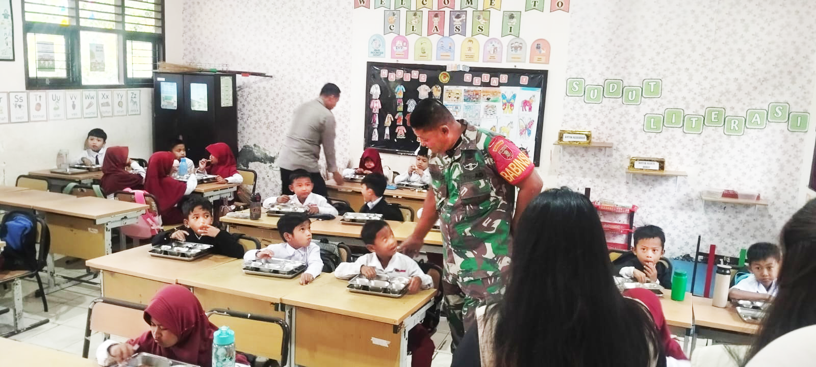 Sinergitas TNI dan Polri Di Kec Waru Saat Laksanakan Pendampingan Pendistribusian MBG Di Sekolah