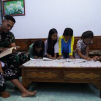 Bangun Generasi, Satgas TMMD Ke 127 Bimbing Belajar Anak-Anak Barurejo