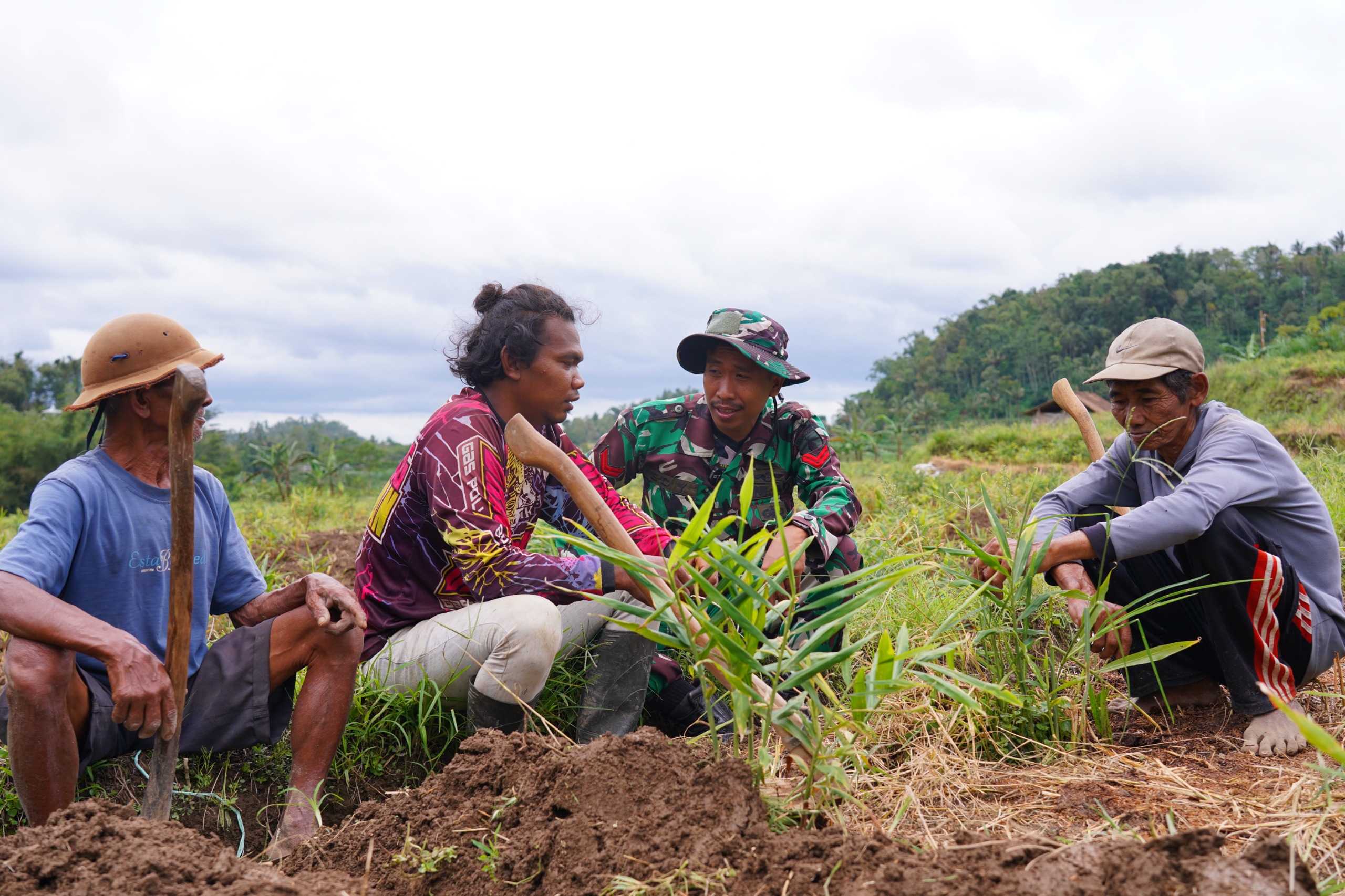 Disela Kesibukan, Satgas TMMD KE-127 Kodim 0808/Blitar Jalin Keakraban Bersama Petani Di Desa Krisik