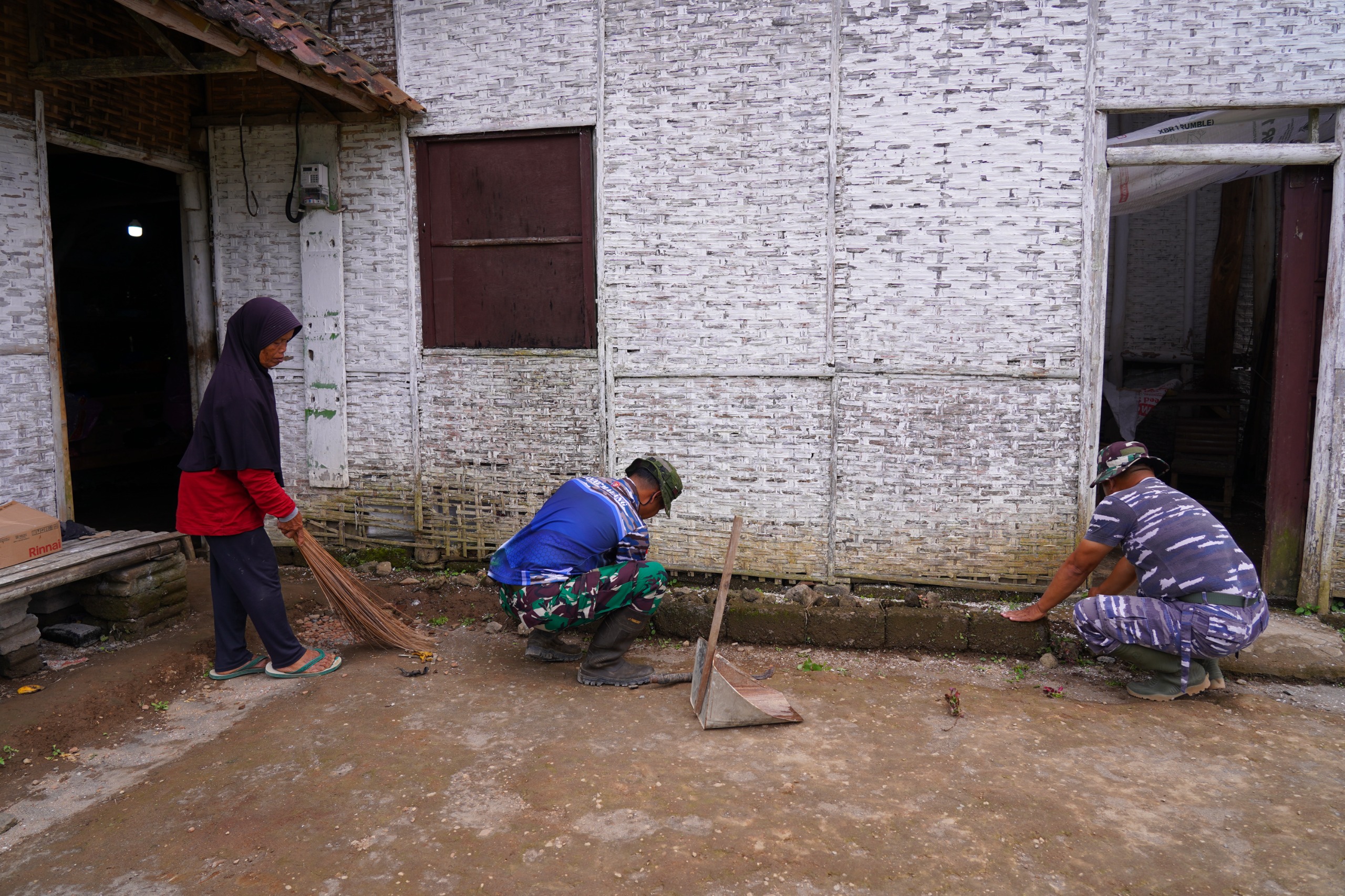 Sembari Menanti Buka Puasa, Satgas TMMD 127 Kodim Blitar Bantu Bersihkan Rumah Warga