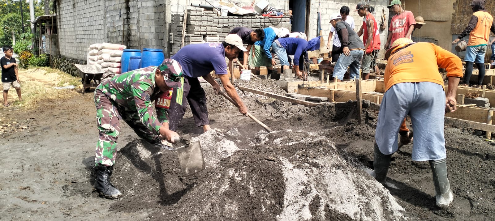 Wujud Kemanunggalan TNI-Rakyat, Babinsa Bakung Turun Langsung Bantu Warga Wujud Kemanunggalan TNI-Rakyat, Babinsa Bakung Turun Langsung Bantu Warga