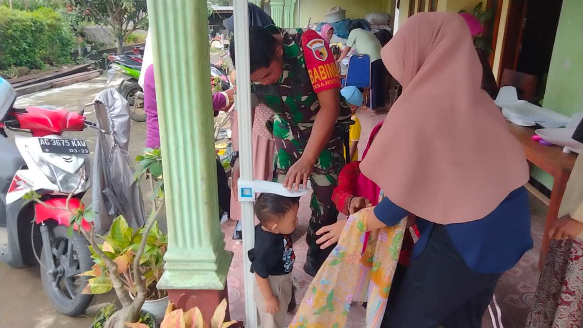 Peran Aktif Babinsa Sumberkembar Dampingi Posyandu, Dukung Pencegahan Stunting
