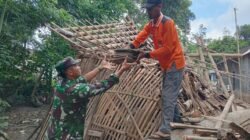 Gotong Royong TNI Dan Warga, Babinsa Kanigoro Bantu Bedah Rumah Tidak Layak Huni