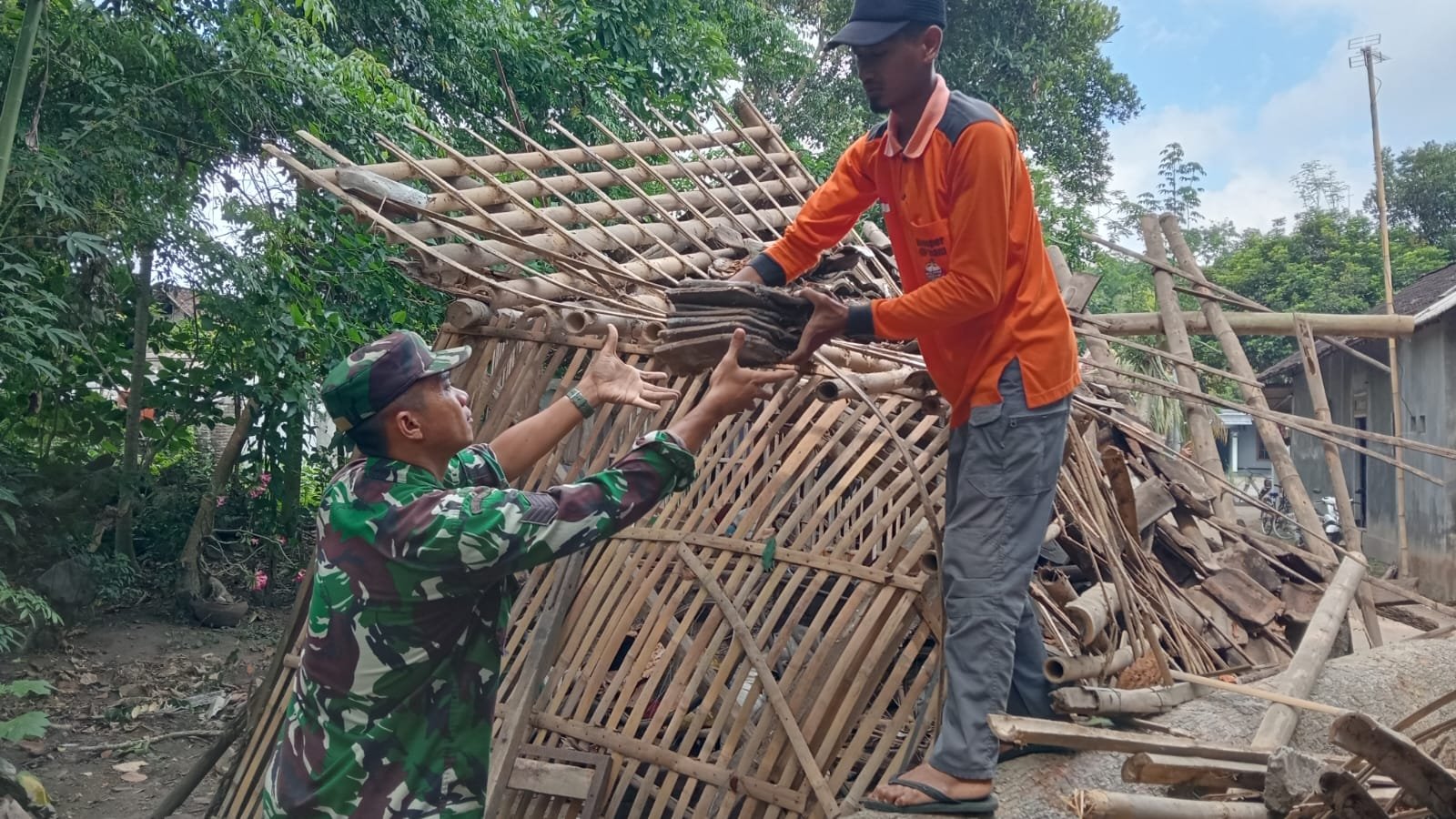 Gotong Royong TNI Dan Warga, Babinsa Kanigoro Bantu Bedah Rumah Tidak Layak Huni