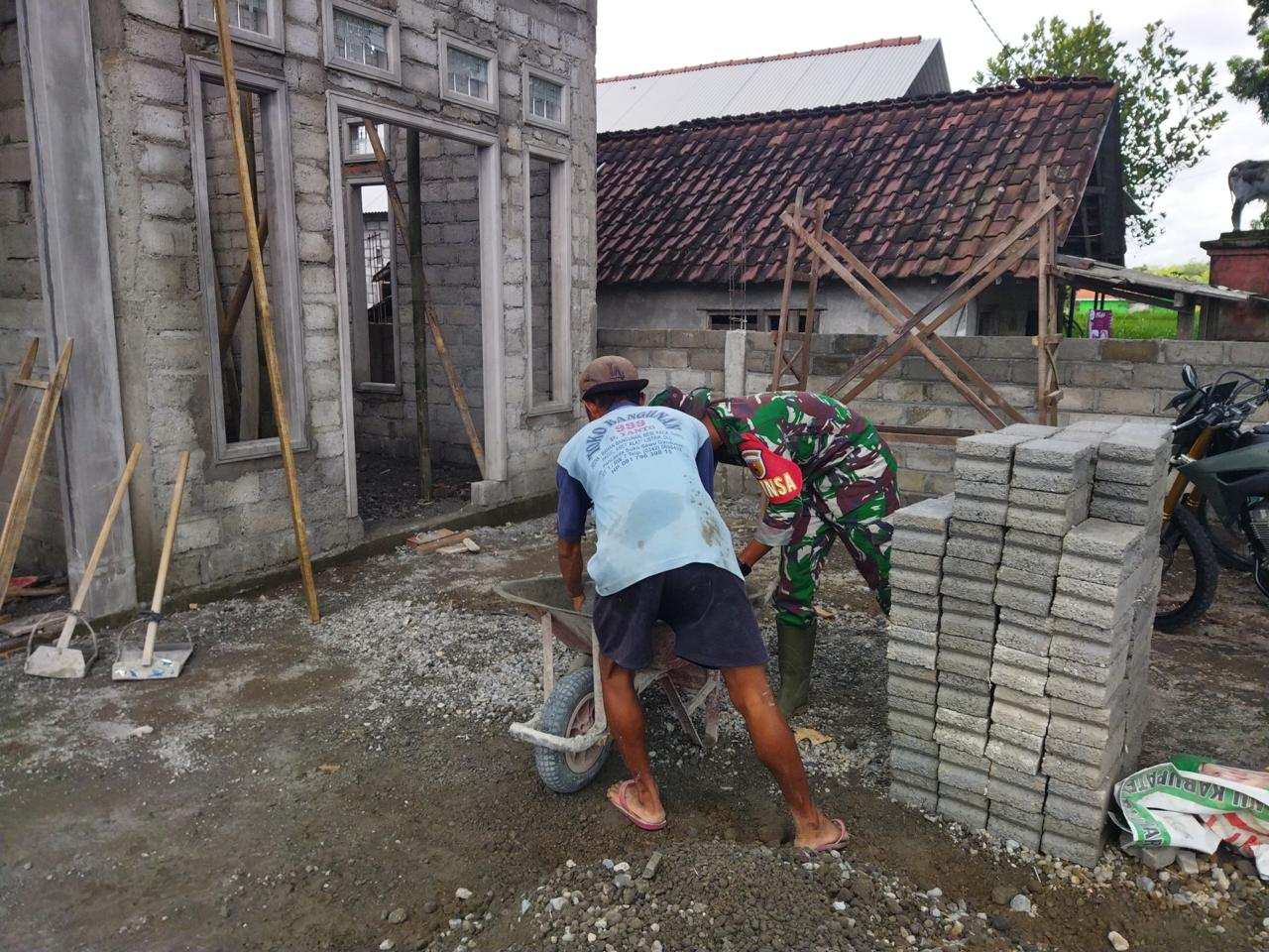 Babinsa Desa Krisik Dampingi Renovasi RTLH Dan MCK, Wujud Nyata Kepedulian TNI Kepada Warga