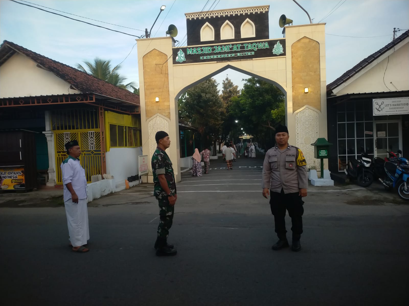Babinsa Kodim 0808/Blitar Amankan Sholat Idul Fitri, Wujudkan Ibadah Aman Dan Khusyuk
