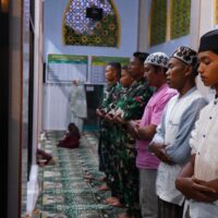 Hangatnya Kebersamaan, Satgas TMMD Ke 127 Kodim Blitar Buka Puasa Dan Tarawih Bersama Ansor Di Desa Krisik