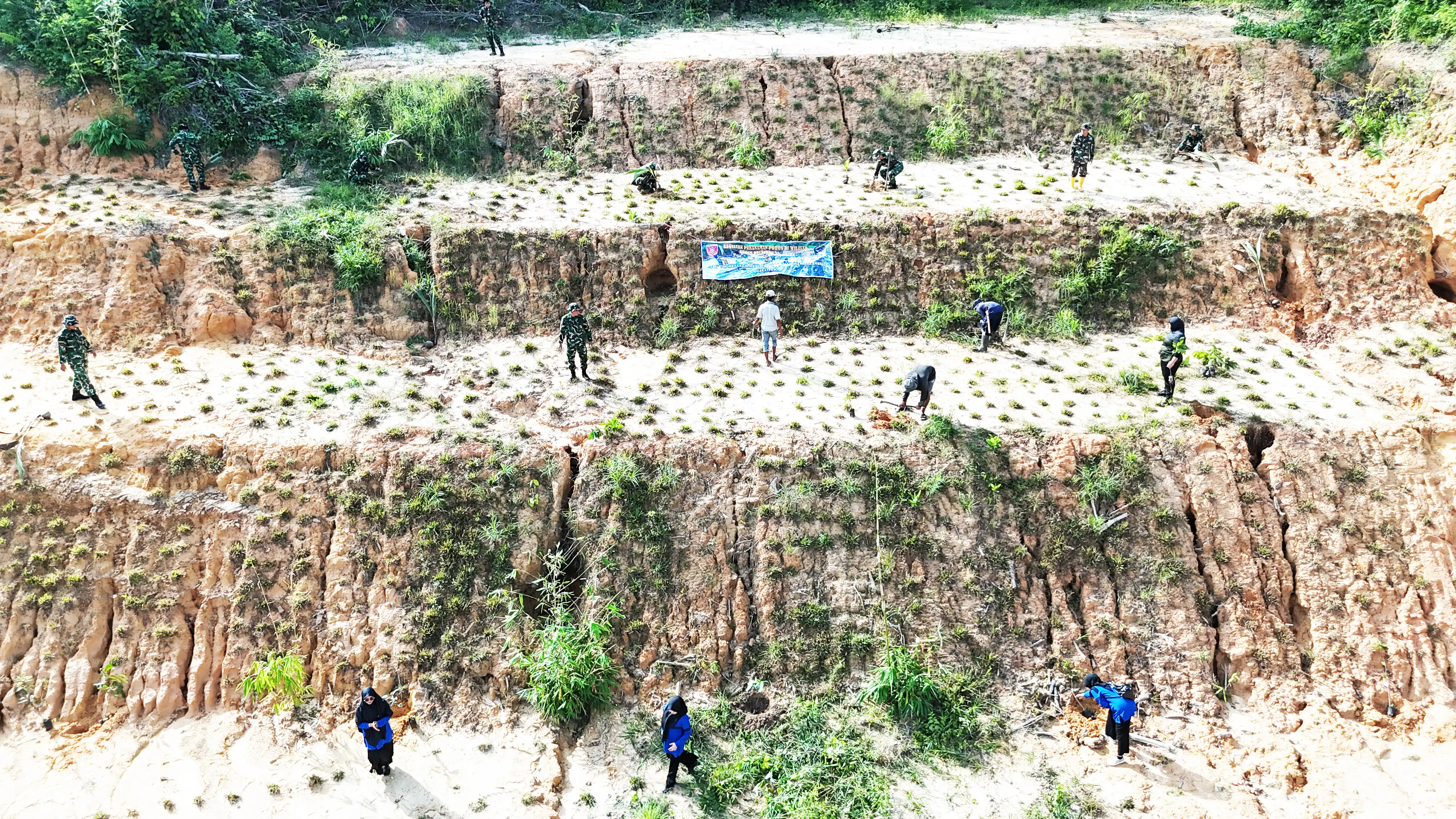 Mari Hijaukan Bumi, Dandim 0913/PPU Ajak Warga Tanam Pohon
