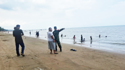 Jaga Keamanan Wisata Libur Lebaran, Babinsa Tanjung Hadir di Tengah Pengunjung Pantai