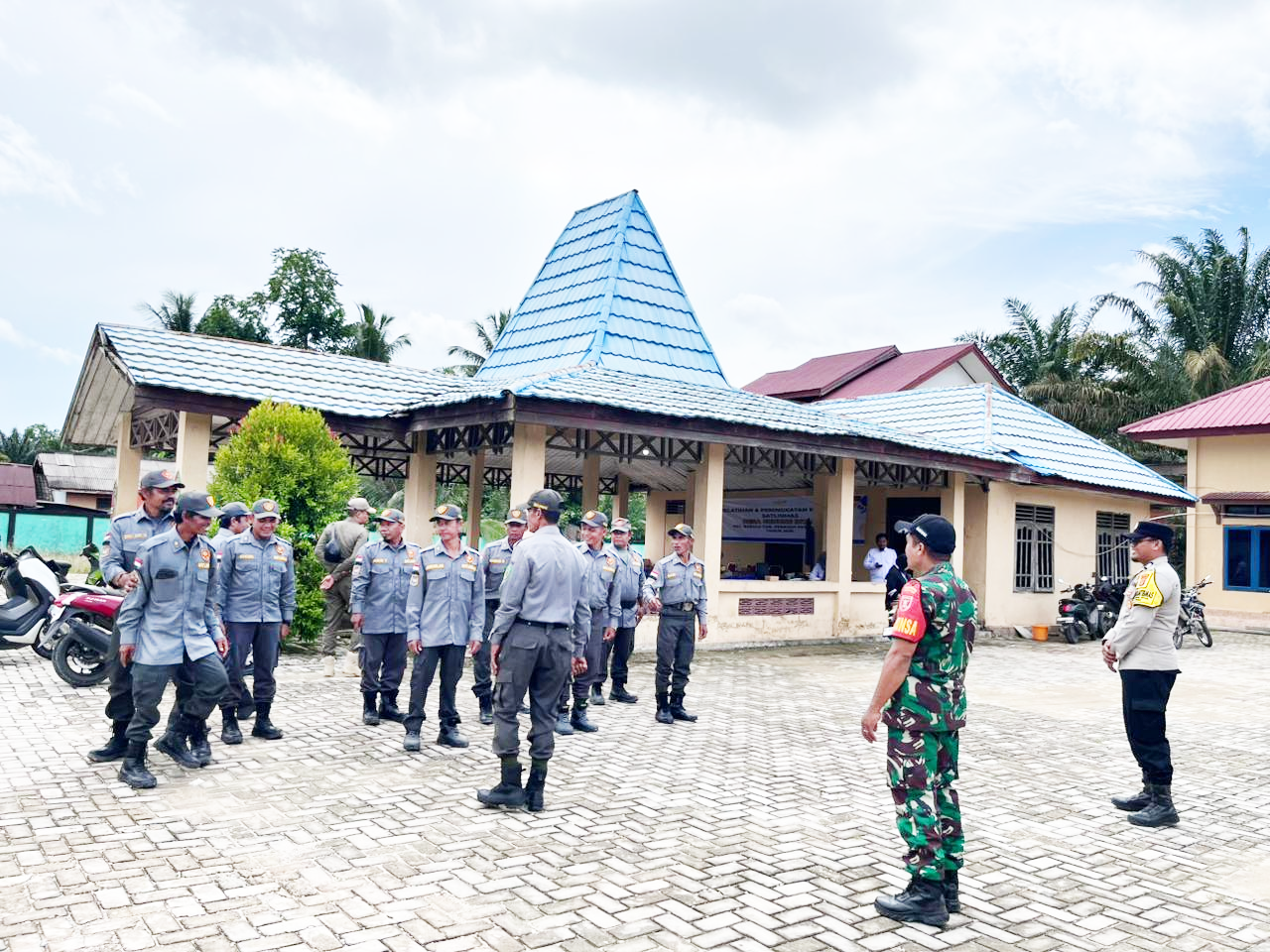 Perkuat Keamanan Desa, Babinsa Koramil 03/Babulu Dampingi Pembinaan Linmas di Gunung Intan
