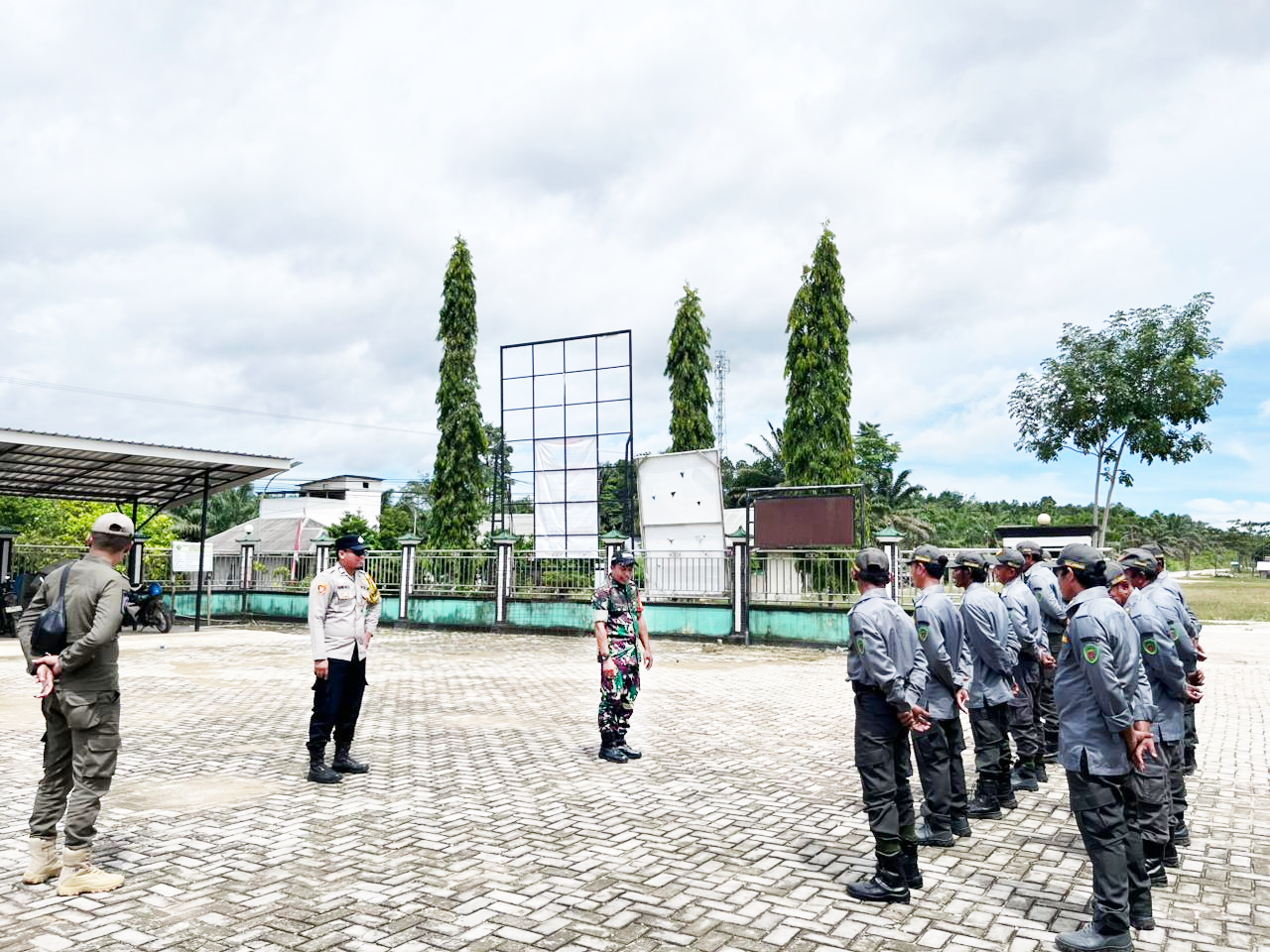 Perkuat Keamanan Desa, Babinsa Koramil 03/Babulu Dampingi Pembinaan Linmas di Gunung Intan Perkuat Keamanan Desa, Babinsa Koramil 03/Babulu Dampingi Pembinaan Linmas di Gunung Intan