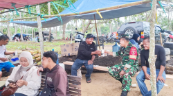 Manfaatkan Pesisir Pantai, Babinsa Tanjung Tengah Gelar Komsos Bersama Warga Dan Pengunung Pantai
