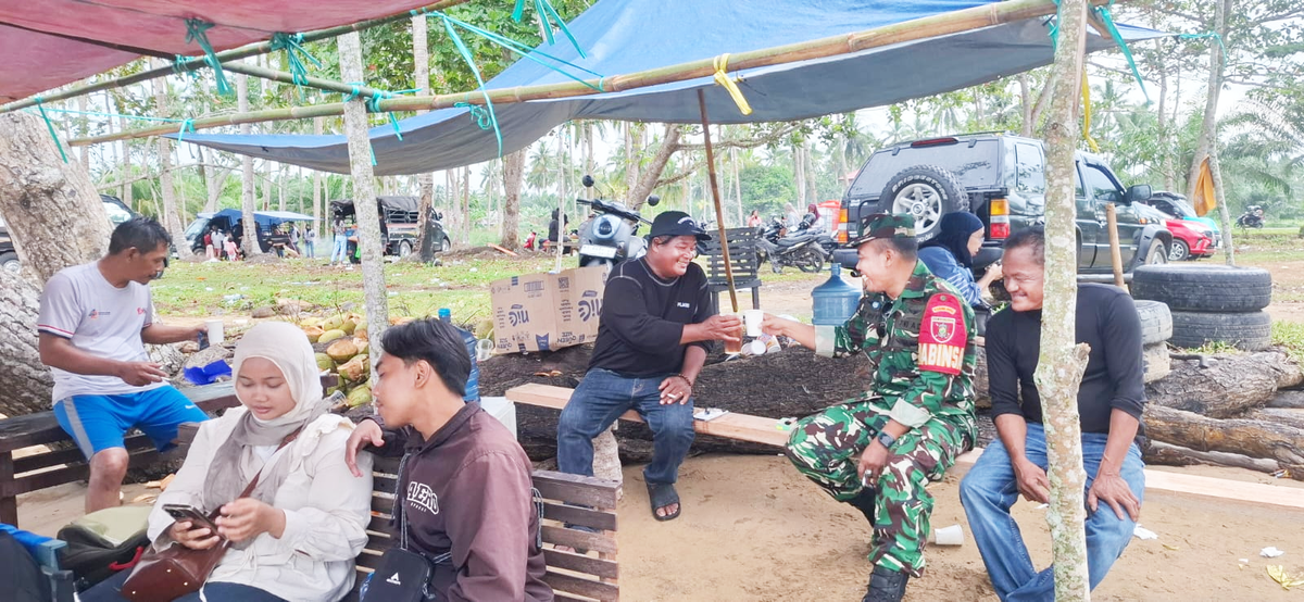 Manfaatkan Pesisir Pantai, Babinsa Tanjung Tengah Gelar Komsos Bersama Warga Dan Pengunjung Pantai