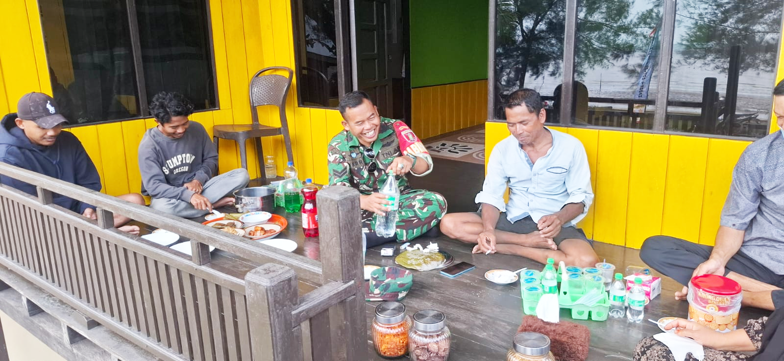 Masih Suasana Lebaran, Babinsa Koramil 01/Penajam Laksanakan Silaturahmi ke Rumah Warga