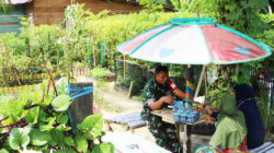 Komsos Dengan Warga, Babinsa Tanjung Tengah Rutin Pantau Wilayah Binaan