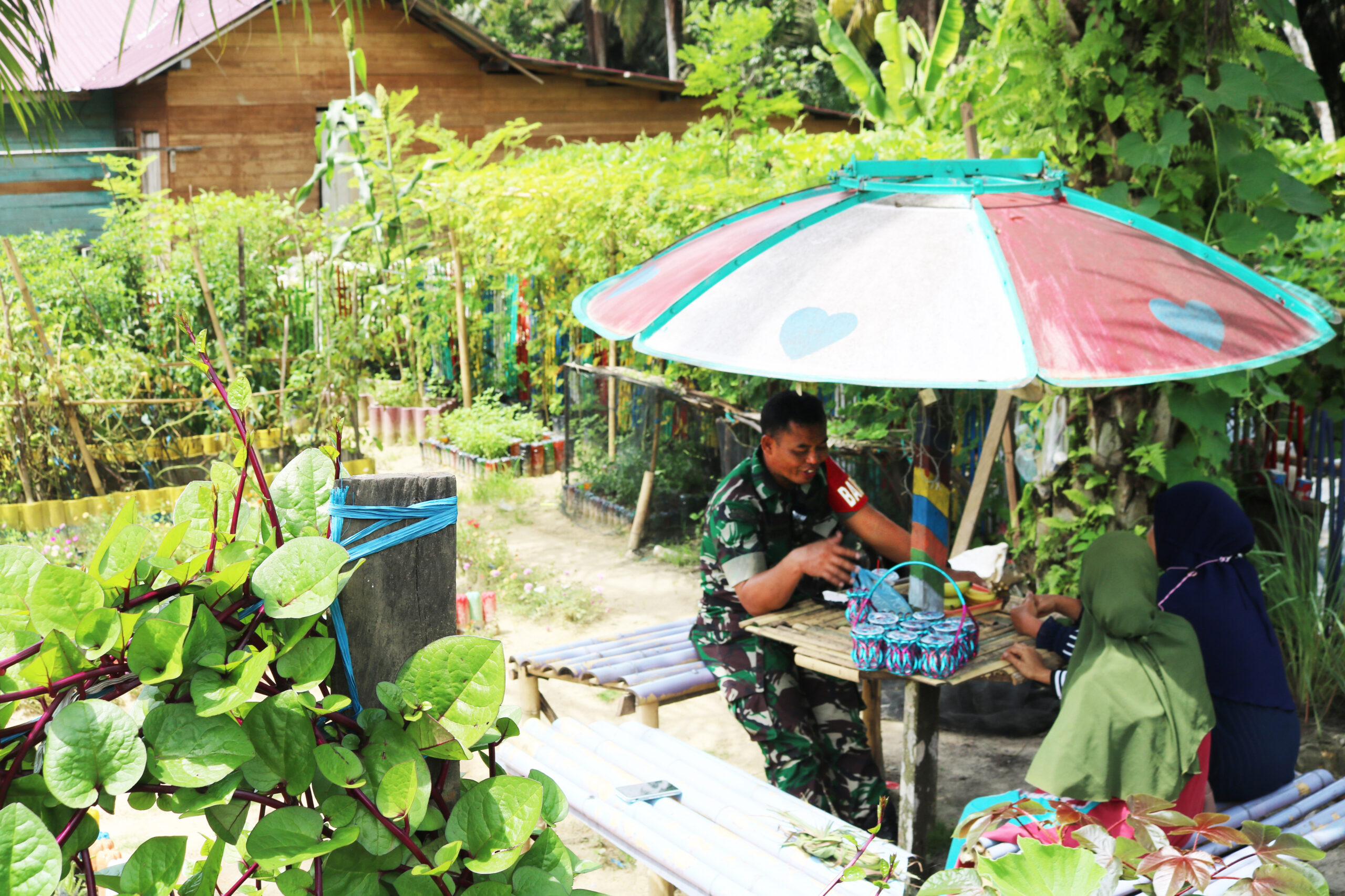 Komsos Dengan Warga, Babinsa Tanjung Tengah Rutin Pantau Wilayah Binaan Komsos Dengan Warga, Babinsa Tanjung Tengah Rutin Pantau Wilayah Binaan