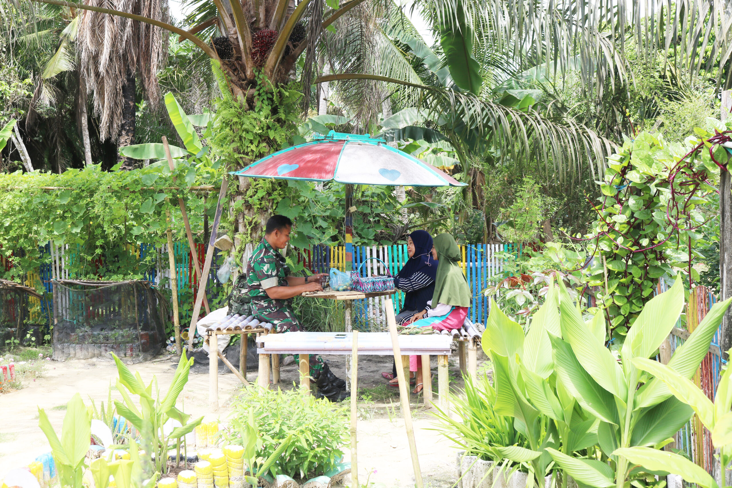 Komsos Dengan Warga, Babinsa Tanjung Tengah Rutin Pantau Wilayah Binaan Komsos Dengan Warga, Babinsa Tanjung Tengah Rutin Pantau Wilayah Binaan
