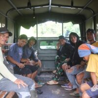 Hangat dan Akrab, Satgas TMMD dan Warga Kampung Bercengkerama Sebelum Lomba Dimulai