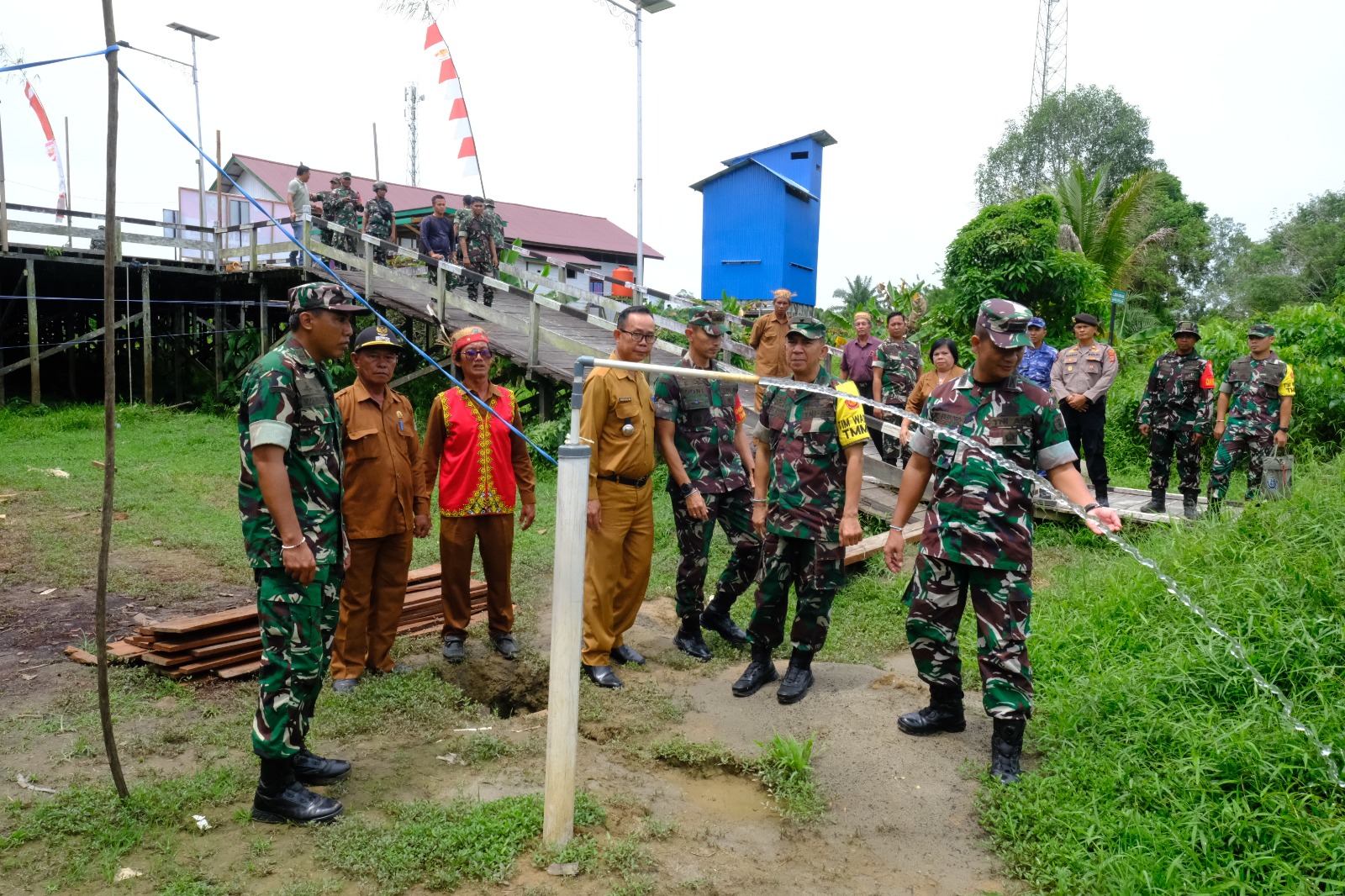 Tim Wasev Tinjau Pengerjaan TMAB dan MCK, Kedatangan Disambut Meriah Warga Kampung Tering Lama