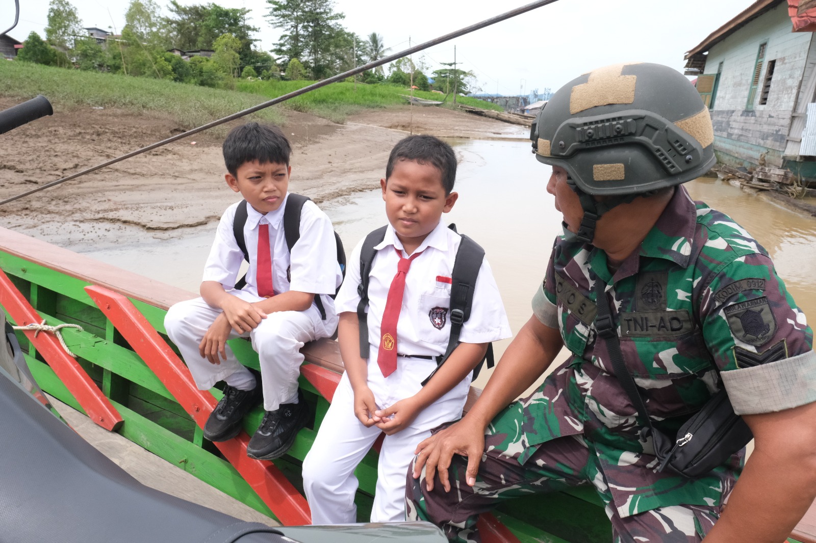 Berangkat ke Sasaran TMAB dan MCK, Serka Joko Bertemu Pejuang Cilik di Atas Penyeberangan Sungai Mahakam Berangkat ke Sasaran TMAB dan MCK, Serka Joko Bertemu Pejuang Cilik di Atas Penyeberangan Sungai Mahakam