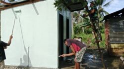 Personel TMMD Ke-127 Kodim 1514/Morotai Laksanakan Pengecatan MCK di Desa Dehegila