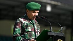 Dirbinjianbang Akmil Pimpin Upacara Bendera Minggu Kedua di Lapangan Sapta Marga