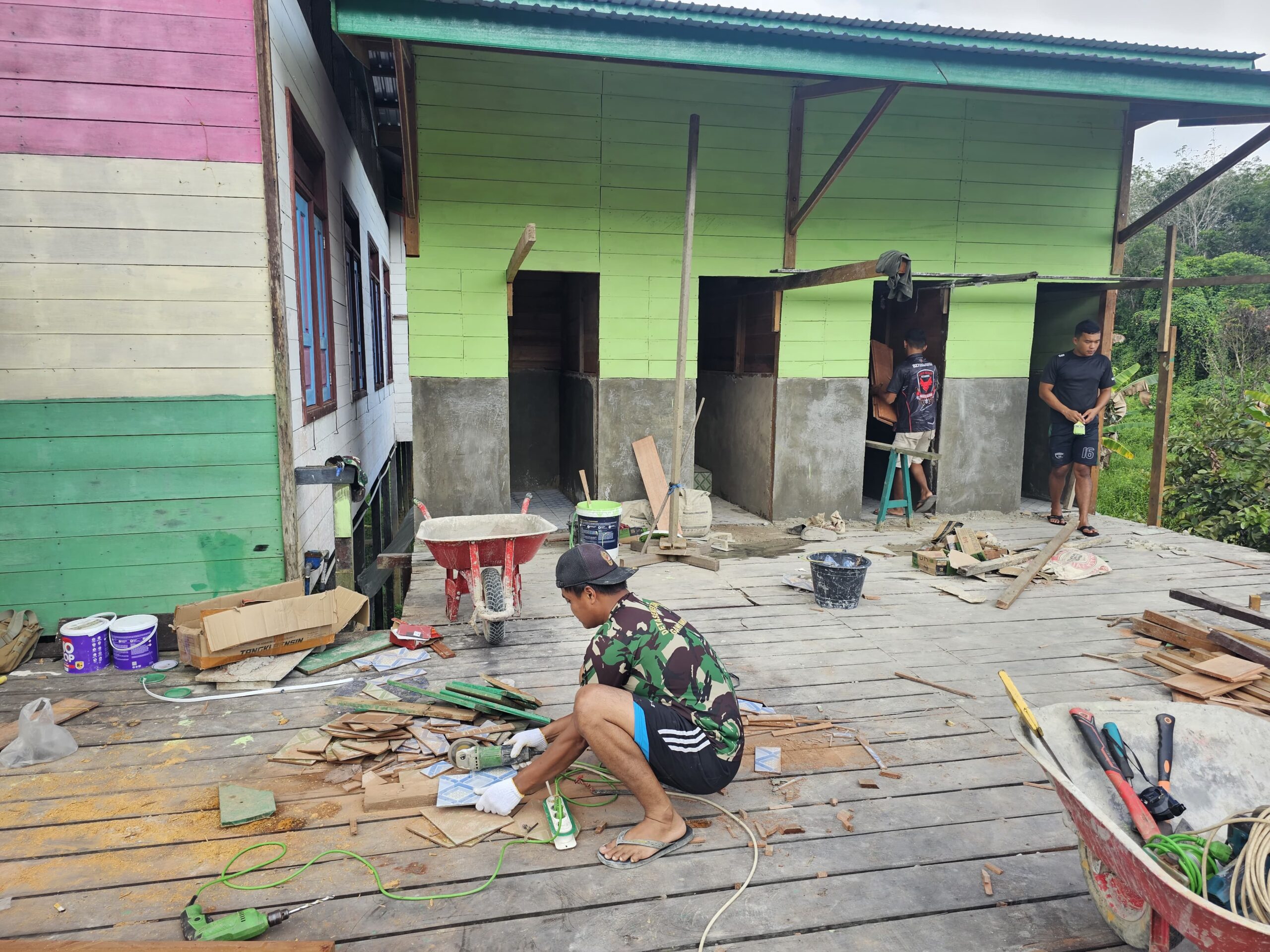 Hampir Rampung, Anggota Satgas TMMD Pasang Jendela RTLH di Kampung Linggang Amer Hampir Rampung, Anggota Satgas TMMD Pasang Jendela RTLH di Kampung Linggang Amer