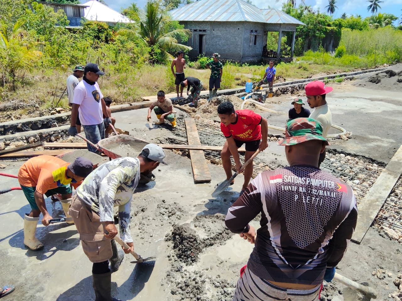 Personel TMMD Ke-127 Kodim 1514/Morotai Laksanakan Pengecoran Plat Deker Gorong-Gorong di Desa Gotalamo