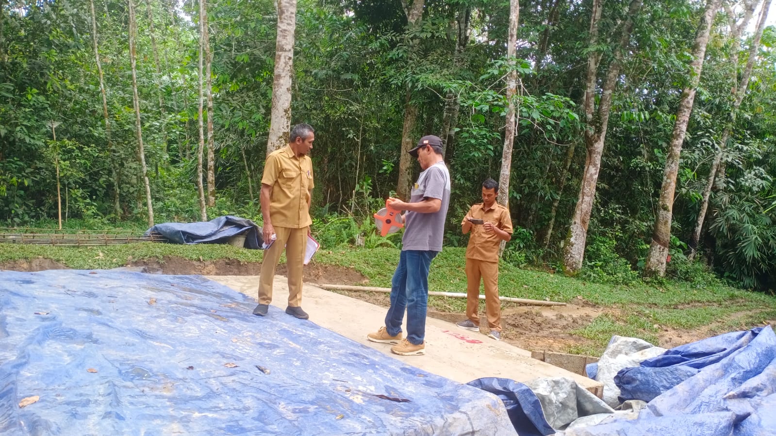 Semenisasi Jalan Program TMMD Selesai, Dinas PU Kutai Barat Turun Langsung ke Lokasi Semenisasi Jalan Program TMMD Selesai, Dinas PU Kutai Barat Turun Langsung ke Lokasi