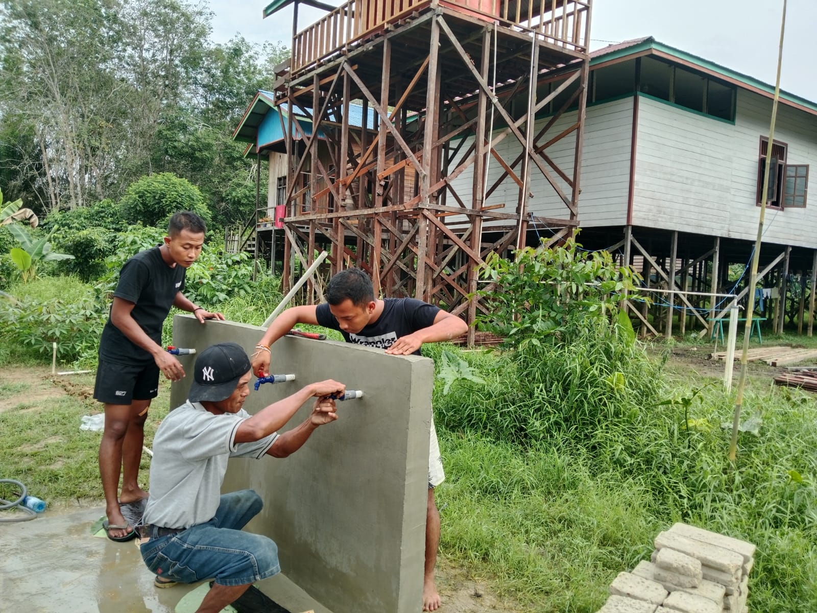 Masuki Tahap Finishing, Satgas TMMD Bangun Tempat Pengambilan Air Bersih untuk Warga Masuki Tahap Finishing, Satgas TMMD Bangun Tempat Pengambilan Air Bersih untuk Warga