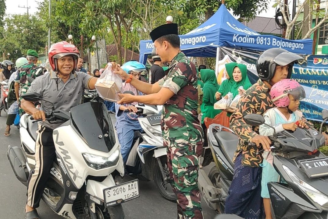Ramadan Berkah, Persit Kodim Bojonegoro Bagikan Ratusan Takjil