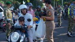 Akmil Berbagi, Wagub Akmil Pimpin Pembagian Takjil kepada Masyarakat