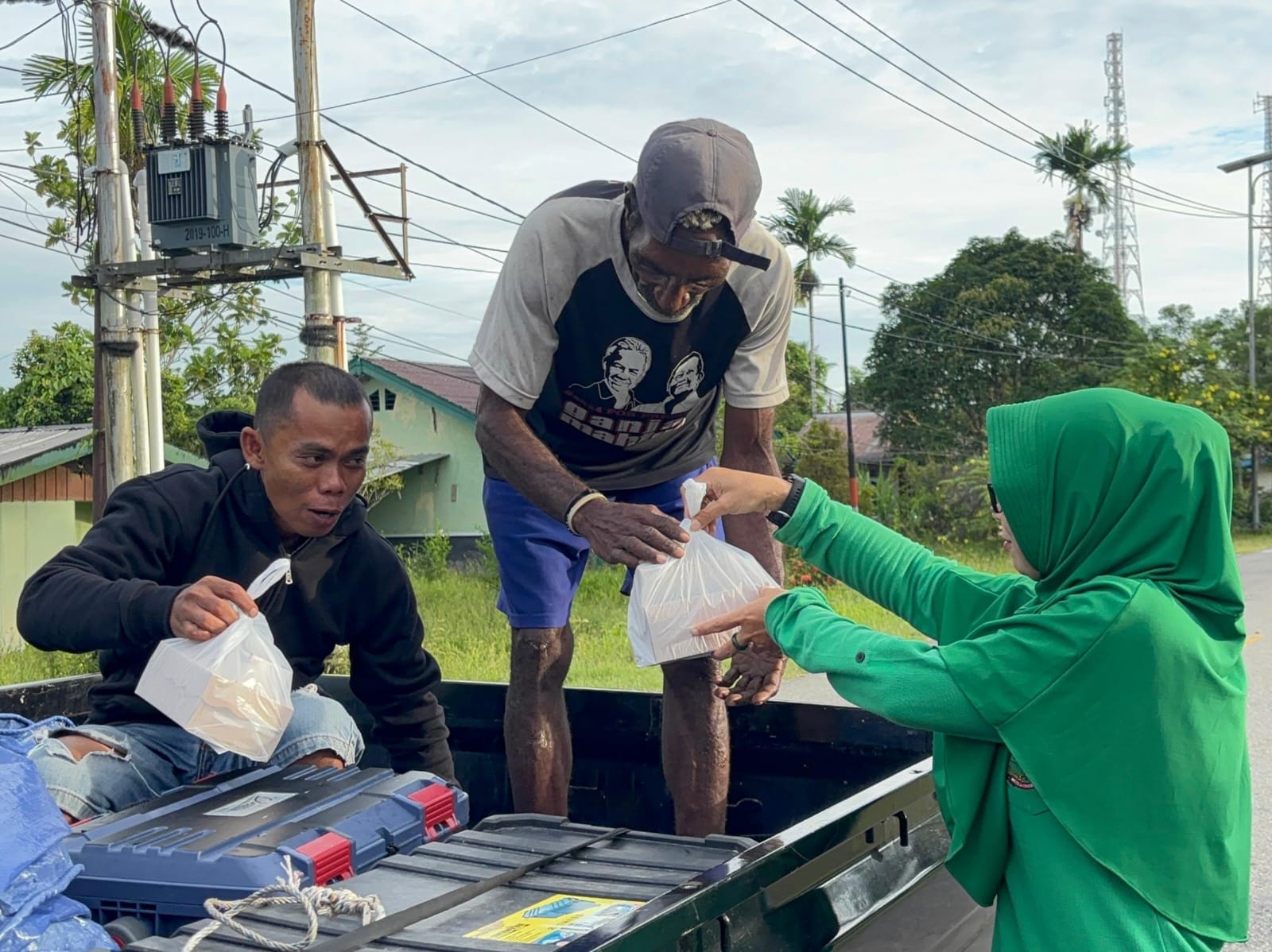 Ramadan Penuh Berkah, Koramil 1710-07/Mapurujaya Berbagi Takjil Untuk Warga Ramadan Penuh Berkah, Koramil 1710-07/Mapurujaya Berbagi Takjil Untuk Warga