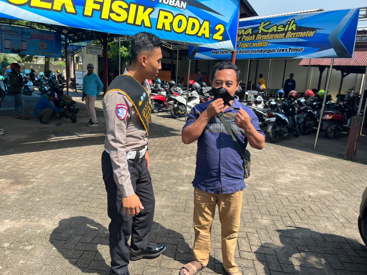 Warga Sambut Positif Kehadiran Polisi di Ruang Publik Lewat Program Polantas Menyapa Warga Sambut Positif Kehadiran Polisi di Ruang Publik Lewat Program Polantas Menyapa