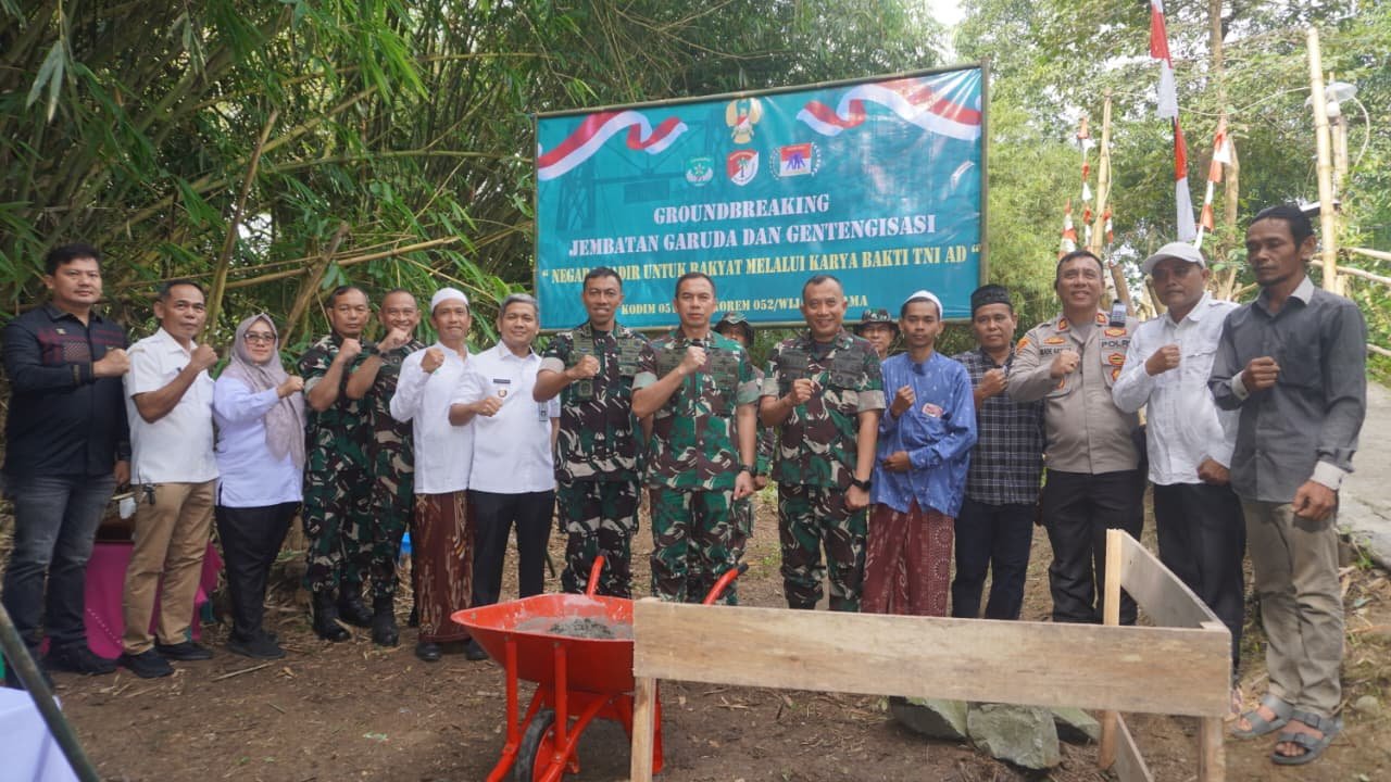 TNI Perkuat Kemanunggalan dengan Rakyat Melalui Pembangunan Jembatan Garuda dan Program Gentengisasi