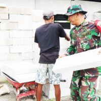 Ringankan Beban Warga, Babinsa Koramil 01/Penajam Bantu Bangun Rumah Warga