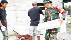 Ringankan Beban Warga, Babinsa Koramil 01/Penajam Bantu Bangun Rumah Warga