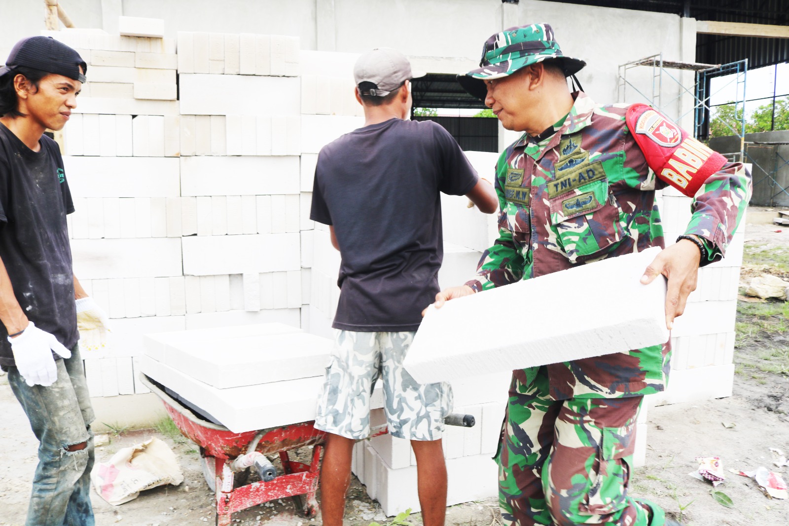 Ringankan Beban Warga, Babinsa Koramil 01/Penajam Bantu Bangun Rumah Warga