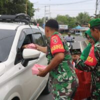 Berbagi Kebahagiaan di Bulan Suci Ramadan, Koramil 01/Penajam Bagikan 250 Takjil kepada Pengguna Jalan