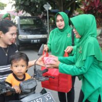 Berbagi Kebahagiaan di Bulan Suci Ramadan, Koramil 01/Penajam Bagikan 250 Takjil kepada Pengguna Jalan